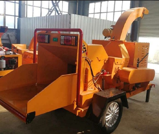 140 mm hydraulic-feed wood chipper powered by a 55 HP diesel engine. Designed for contractors, municipalities and commercial chipping operations requiring dependable high-output performance.