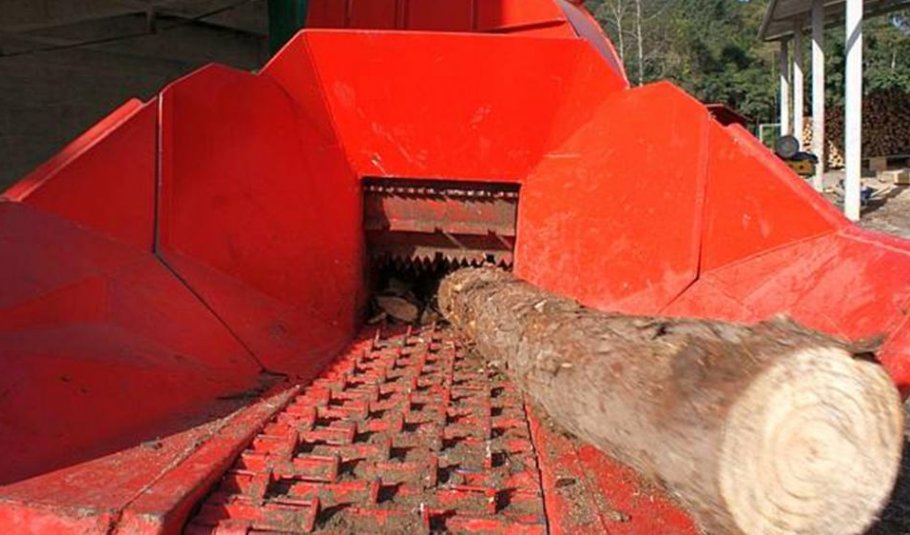 Tailer mounted 420 chipper with live floor